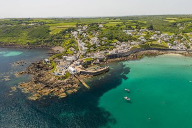 İngiltere 'nin Cornwall kentindeki Coverack limanı ve köyünün hava görüntüsü