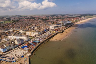 Küçük Yorkshire sahil kasabası Bridlington 'ın gezinti alanı ve deniz manzarası.