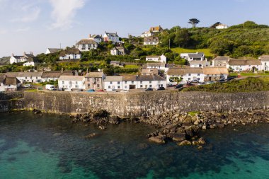 CoverACK, CORNWALL, UK 30 HAZİRAN 2021. Cornish kulübeleri ve Coverack 'taki okyanusa bakan villalar.