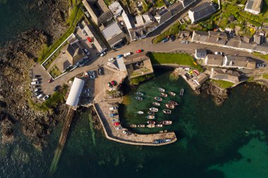 CoverACK, CORNWALL, UK 30 HAZİRAN 2021. İngiltere 'nin Cornwall kentindeki Coverack limanı ve köyünün hava görüntüsü