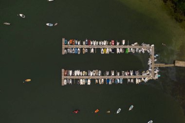 Helford, Cornwall 'da küçük teknelerle dolu bir yelken kulübünün iskele manzarası.