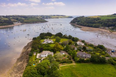 Helford, Cornwall, İngiltere - 23 Haziran 2021. İngiltere, Cornwall 'daki Helford Geçidi' nin hava manzarası lüks mülk ve evleri gösteriyor.