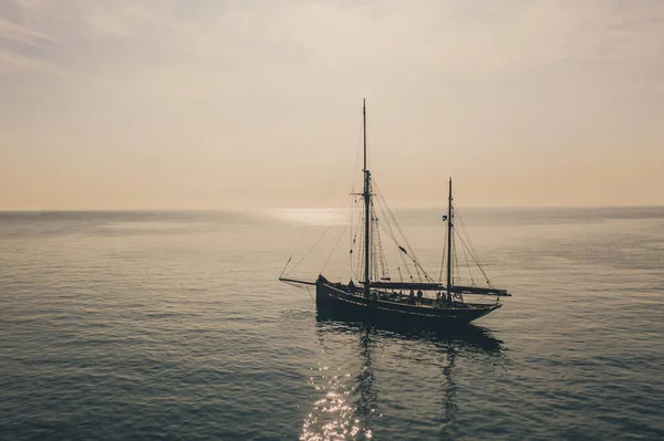 Hermoso Barco Alto Flotando Océano Tranquilo Atardecer Con Espacio Para — Foto de Stock