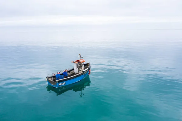 Pequeño Tradicional Barco Pesca Cornualles Flotando Tranquilo Océano Turquesa Con — Foto de Stock