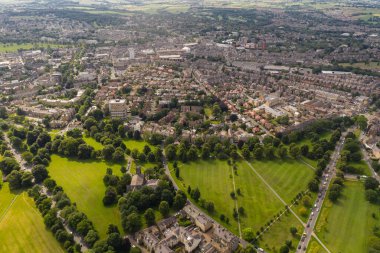 HARROGATE, İngiltere - 23 Temmuz 2021. Harrogate Town Center ve The Stray in North Yorkshire, İngiltere 'nin hava görüntüsü.