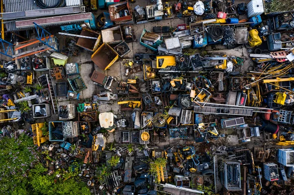 スクラップ金属とコピースペースを持つ車両とスクレープヤードを見下ろす空中の景色 — ストック写真