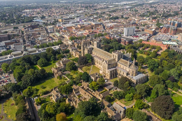PETERBOROUGH, İngiltere - 6 Eylül 2021. Peterborough Katedrali 'nin hava manzarası