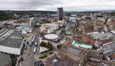 İngiltere 'nin güney Yorkshire kentindeki, Crucible Tiyatrosu ve Winter Gardens binaları ile Sheffield şehrinin gökyüzü manzarası.