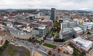 SHEFFIELD, İngiltere - 7 Ekim 2025. Sheffield şehir merkezinin gökyüzü ve Sheffield Hallam Üniversitesi binalarının ve kampüsün hava manzarası.
