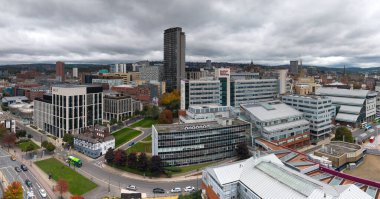 SHEFFIELD, İngiltere - 7 Ekim 2025. Sheffield şehir merkezinin gökyüzü ve Sheffield Hallam Üniversitesi binalarının ve kampüsün hava manzarası.