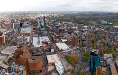 İngiltere 'nin güney Yorkshire kentindeki Sheffield şehrinin modern binalarıyla hava panoramik manzara görüntüsü