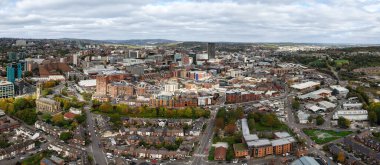 İngiltere 'nin güney Yorkshire kentindeki Sheffield şehrinin modern binalarıyla hava panoramik manzara görüntüsü