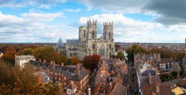 YORK, İngiltere - 25 Ekim 2025. Kuzey Yorkshire, İngiltere 'de York şehrinin gökyüzü manzarası York Minster katedrali ve şehir merkezinde sonbahar güneşli tarihi binaların çatısı
