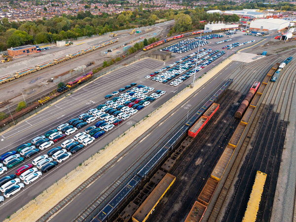 НЬЮ-ЙОРК, 8 октября. Вид с воздуха прямо над рядами недавно построенных автомобилей в автомобильной промышленности на коммерческом причале, готовом к загрузке на железнодорожный транспорт для экспорта и импорта