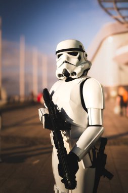 Liverpool, İngiltere - 16 Kasım, 2025. İmparatorluk Yıldız Savaşları Stormtrooper 'ı gibi giyinmiş bir erkek kostümcünün dramatik dikey portresi.