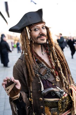 Liverpool, İngiltere - 16 Kasım, 2025. Karayip Korsanları 'ndan Kaptan Jack Sparrow kılığındaki bir erkek kostümcünün yakın plan portresi. Mutlu görünüyor ve bir karikatür gösterisinde eğleniyor.