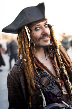 Liverpool, İngiltere - 16 Kasım, 2025. Karayip Korsanları 'ndan Kaptan Jack Sparrow kılığındaki bir erkek kostümcünün yakın plan portresi. Mutlu görünüyor ve bir karikatür gösterisinde eğleniyor.