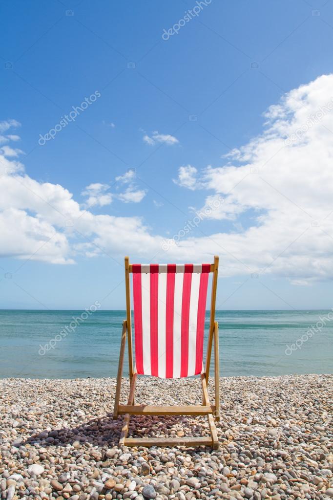 une image de vue arrire dun transat solitaire rouge et blanc ray face locan sur une belle journe dt un transat sur la plage sous un ciel bleu - Transat De Plage une image de vue arrire dun transat solitaire rouge et blanc ray face locan sur une belle journe dt un transat sur la plage sous un ciel bleu - Transat De Plage
