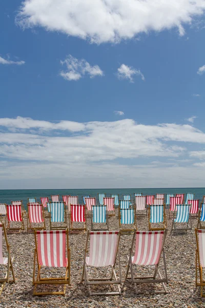 Sedie a sdraio vuote su una spiaggia deserta — Foto Stock