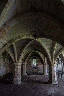 Kemerli ve karanlık bir mezar iç ayağı.