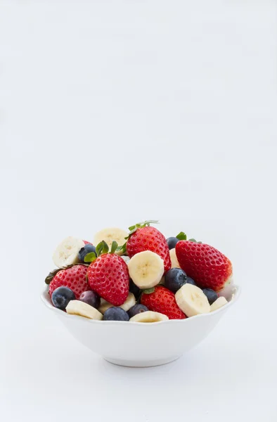 Белая чаша фруктов с клубникой, черникой и бананами . — стоковое фото