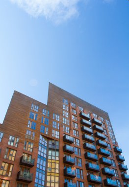 Yüksek doğmak gökdelen