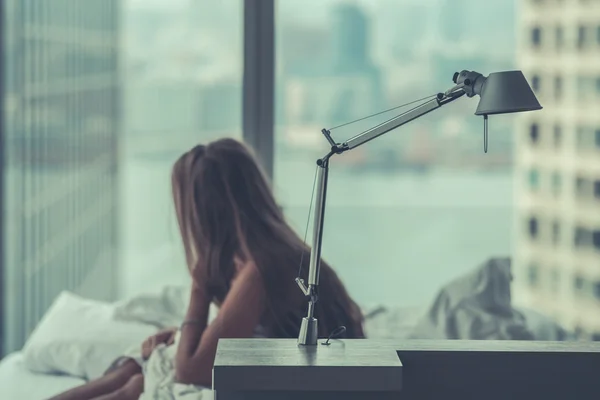 Eenzame vrouw in het bed — Stockfoto