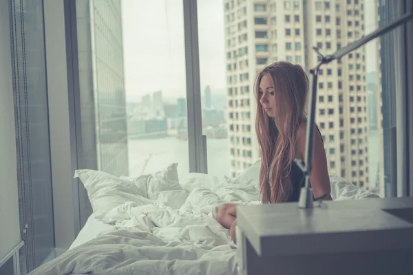 Jovem mulher atraente na cama pela manhã — Fotografia de Stock