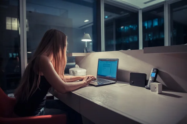 Jeune femme surmenage au bureau — Photo