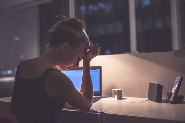 Young woman having headache — Stock Photo, Image