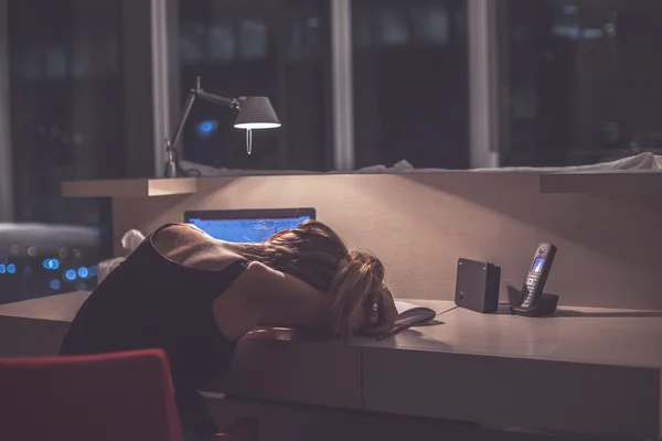 Tonårs flicka sover vid skrivbordet — Stockfoto
