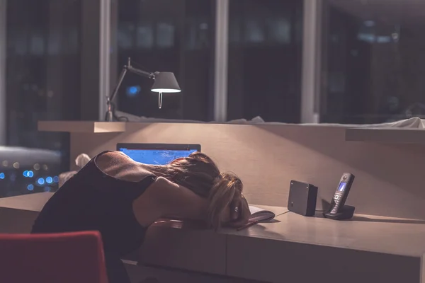 Adolescente durmiendo en el escritorio Imagen De Stock