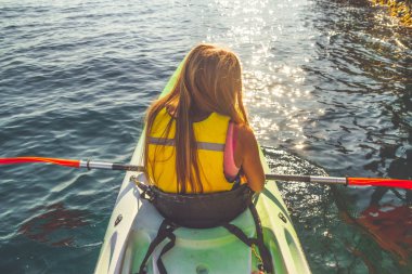 Genç kız yalnız Kayak