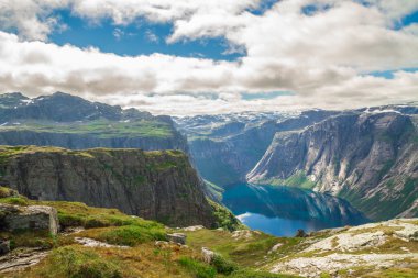 Dağın zirvesine güzel görünümünden