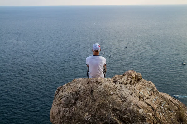 Young man  on the edge of a cliff — Stock Photo, Image