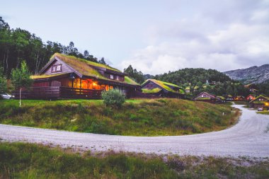 Dağlarda yeşil çatılar ile küçük bir köy
