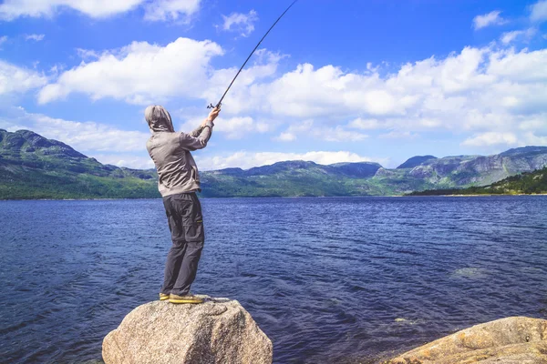 若い男釣り — ストック写真