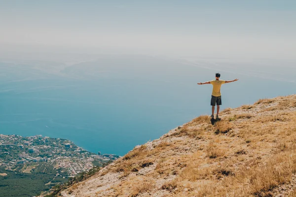 Ευτυχισμένος άνθρωπος στην κορυφή — Φωτογραφία Αρχείου