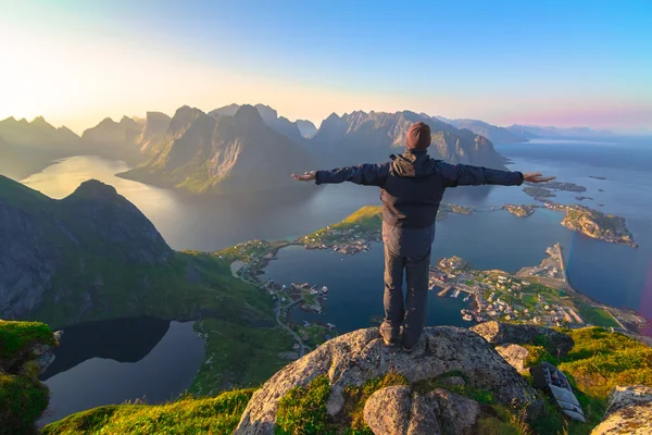 Hombre feliz en la cima de una montaña — Foto de Stock