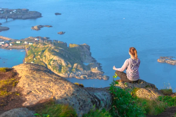 Yoga yapan genç bir kadın.