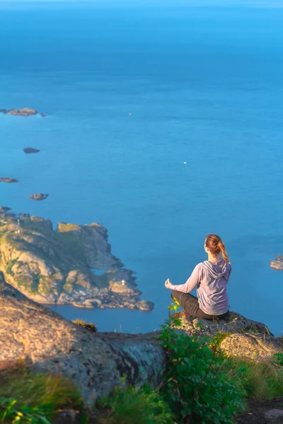 Yoga yapan genç bir kadın.
