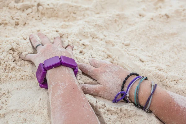 Hands of a young woman — Stock Photo, Image