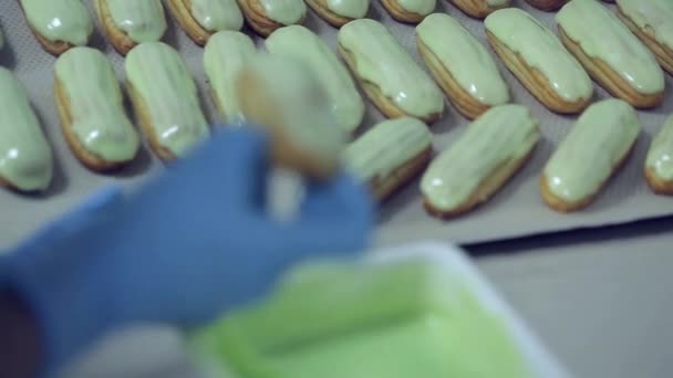 Veel lekkere verse eclairs — Stockvideo