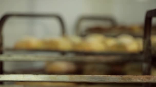 Полки со свежим хрустящим хлебом в пекарне — стоковое видео