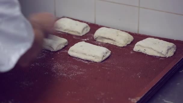 Preparando o processo de massa e fazendo pães fora dele — Vídeo de Stock