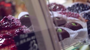 Kremalı kek ve börek meyve ile.