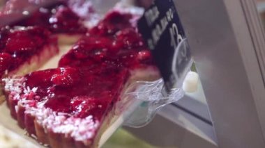 Kremalı kek ve börek meyve ile.