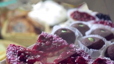 Kremalı kek ve börek meyve ile.