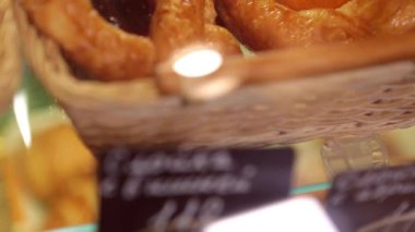 Kremalı kek ve börek meyve ile.