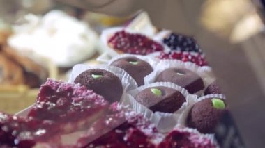 Kremalı kek ve börek meyve ile.